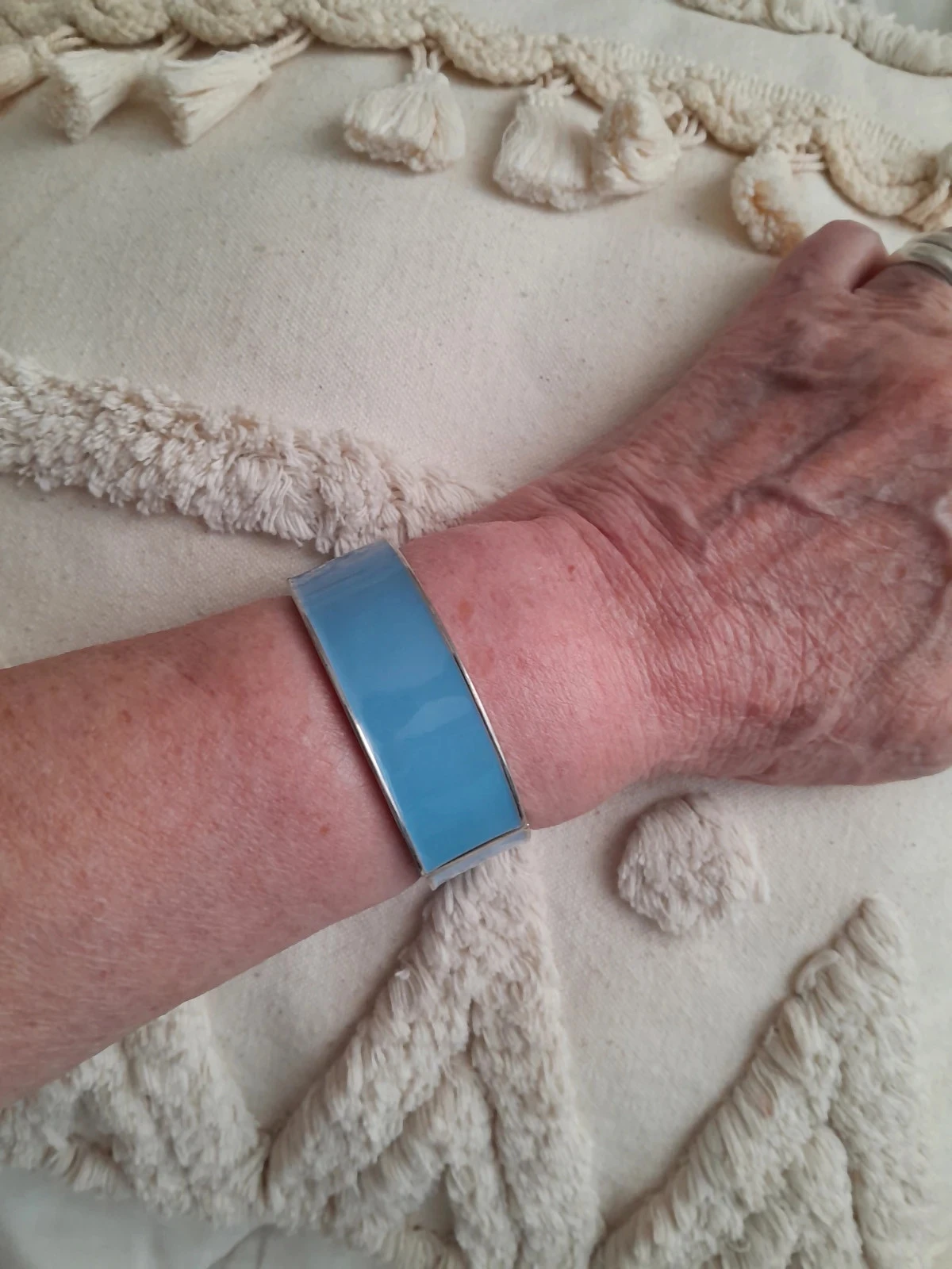 Bracelet manchette, argenté et émaillé bleu
